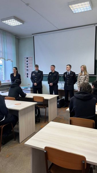 Полицейские в Березовском районе встретились со студентами колледжа радиоэлектроники